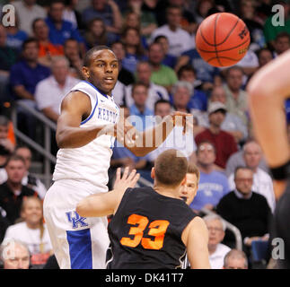 17. März 2011 bewachen - Tampa, FL, USA - Kentucky Wildcats Darius Miller (1) die Verteidigung übergangen, wie Kentucky Princeton in der zweiten Runde des NCAA Tournament auf Donnerstag, 17. März 2011 in Tampa, Florida gespielt.  Foto: Mark Cornelison | Personal. (Kredit-Bild: © Lexington Herald-Leader/ZUMAPRESS.com) Stockfoto