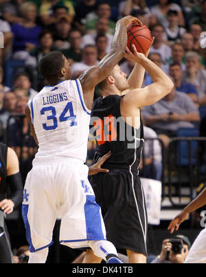 17. März 2011 - Tampa, FL, USA - Kentucky Wildcats Wache DeAndre Liggins (34) blockiert die Aufnahme von Princeton Tigers Wache Dan Mavraides (33) wie Kentucky Princeton in der zweiten Runde des NCAA Tournament auf Donnerstag, 17. März 2011 in Tampa, Florida gespielt.  Foto: Mark Cornelison | Personal. (Kredit-Bild: © Lexington Herald-Leader/ZUMAPRESS.com) Stockfoto