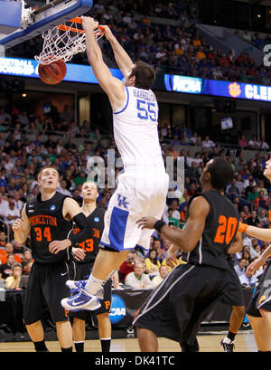 17. März 2011 - Tampa, FL, USA - Kentucky Wildcats forward Josh Harrellson (55) in zwei seiner 15 Punkte als Kentucky gestaute besiegt Princeton 59-57 in der zweiten Runde des NCAA Tournament auf Donnerstag, 17. März 2011 in Tampa, Florida.  Foto: Mark Cornelison | Personal. (Kredit-Bild: © Lexington Herald-Leader/ZUMAPRESS.com) Stockfoto