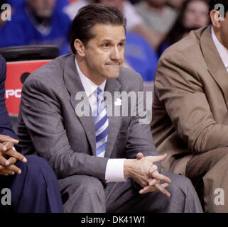 17. März 2011 sah - Tampa, FL, USA - Kentucky Coach John Calipari leise wie Kentucky Princeton besiegt 59-57 in der zweiten Runde des NCAA Tournament auf Donnerstag, 17. März 2011 in Tampa, Florida.  Foto: Mark Cornelison | Personal. (Kredit-Bild: © Lexington Herald-Leader/ZUMAPRESS.com) Stockfoto