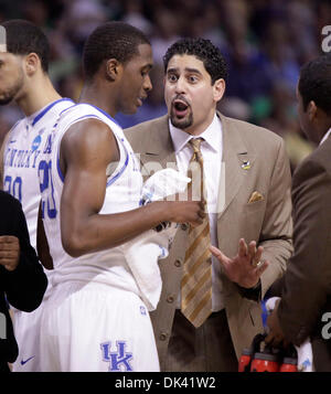 17. März 2011 - Tampa, FL, USA - Kentucky-Co-Trainer Orlando Antigua war sehr lautstark in der Huddle, wie Kentucky Princeton besiegt 59-57 in der zweiten Runde des NCAA Tournament auf Donnerstag, 17. März 2011 in Tampa, Florida.  Foto: Mark Cornelison | Personal. (Kredit-Bild: © Lexington Herald-Leader/ZUMAPRESS.com) Stockfoto