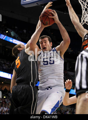 17. März 2011 - Tampa, FL, USA - Kentucky Wildcats forward Josh Harrellson (55) eines seiner 10 Rebounds als Kentucky abgerissen besiegt Princeton 59-57 in der zweiten Runde des NCAA Tournament auf Donnerstag, 17. März 2011 in Tampa, Florida.  Foto: Mark Cornelison | Personal. (Kredit-Bild: © Lexington Herald-Leader/ZUMAPRESS.com) Stockfoto