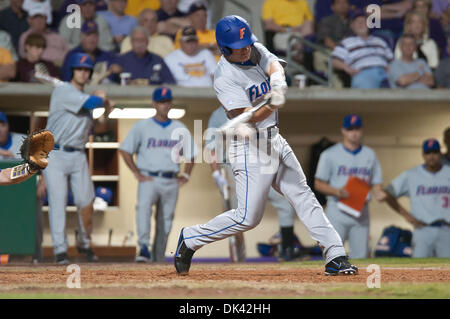 18. März 2011 - Baton Rouge, Louisiana, Vereinigte Staaten von Amerika - Florida Gator linker Feldspieler macht Daniel Pigott (8) Kontakt mit dem Ball spät im Spiel. Florida besiegte LSU 5-4. (Kredit-Bild: © Joseph Bellamy/Southcreek Global/ZUMAPRESS.com) Stockfoto
