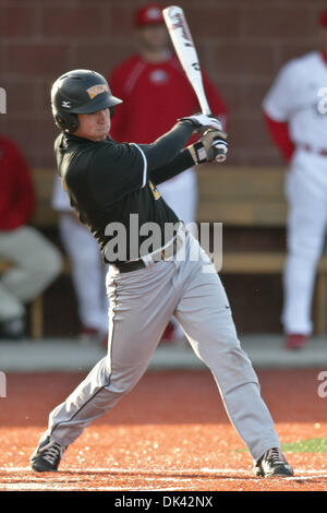 18. März 2011 - Edwardsville, Illinois, USA - Valparaiso Outfielder Chris Manning (2) at bat während einer Div.1 NCAA Baseball-Spiel zwischen der Southern Illinois University Edwardsville Cougars und der Valparaiso University Crusaders auf Roy Lee Feld im SimmonsCooper-Komplex auf dem Campus der Southern Illinois University Edwardsville in Edwardsville, Illinois. SIUE besiegte VALPO 1-0 Stockfoto