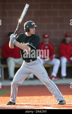 18. März 2011 - Edwardsville, Illinois, USA - Valparaiso Outfielder Kyle Gaedele (4) at bat während einer Div.1 NCAA Baseball-Spiel zwischen der Southern Illinois University Edwardsville Cougars und der Valparaiso University Crusaders auf Roy Lee Feld im SimmonsCooper-Komplex auf dem Campus der Southern Illinois University Edwardsville in Edwardsville, Illinois. SIUE besiegte VALPO 1-0. Stockfoto