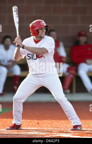 18. März 2011 - Edwardsville, Illinois, USA - SIUE Outfielder Devin Caldwell (10) at bat während einer Div.1 NCAA Baseball-Spiel zwischen der Southern Illinois University Edwardsville Cougars und der Valparaiso University Crusaders auf Roy Lee Feld im SimmonsCooper-Komplex auf dem Campus der Southern Illinois University Edwardsville in Edwardsville, Illinois. SIUE besiegte VALPO 1-0. (C Stockfoto