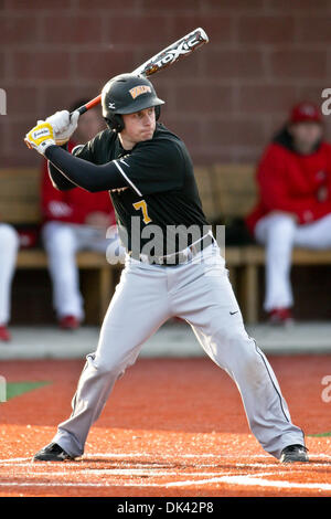 18. März 2011 - Edwardsville, Illinois, USA - Valparaiso Infielder Bobby Martin (7) at bat während einer Div.1 NCAA Baseball-Spiel zwischen der Southern Illinois University Edwardsville Cougars und der Valparaiso University Crusaders auf Roy Lee Feld im SimmonsCooper-Komplex auf dem Campus der Southern Illinois University Edwardsville in Edwardsville, Illinois. SIUE besiegte VALPO 1-0. Stockfoto