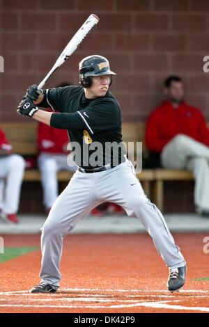 18. März 2011 - Edwardsville, Illinois, USA - Valparaiso Karch Kowalczyk (8) at bat während einer Div.1 NCAA Baseball-Spiel zwischen der Southern Illinois University Edwardsville Cougars und der Valparaiso University Crusaders auf Roy Lee Feld im SimmonsCooper-Komplex auf dem Campus der Southern Illinois University Edwardsville in Edwardsville, Illinois. SIUE besiegte VALPO 1-0. (Cred Stockfoto