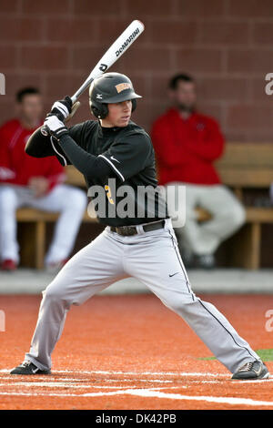 18. März 2011 - Edwardsville, Illinois, USA - Valparaiso Outfielder Chris Manning (2) während eines Div.1 NCAA Baseball-Spiel zwischen der Southern Illinois University Edwardsville Cougars und der Valparaiso University Crusaders auf Roy Lee Feld im SimmonsCooper-Komplex auf dem Campus der Southern Illinois University Edwardsville in Edwardsville, Illinois. SIUE besiegte VALPO 1-0. (Cred Stockfoto