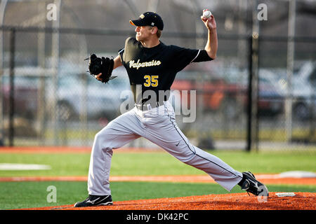 18. März 2011 - liefert Edwardsville, Illinois, USA - Valparaiso Krug Tyler Deetjen (35) eine Tonhöhe während einer Div.1 NCAA Baseball-Spiel zwischen der Southern Illinois University Edwardsville Cougars und der Valparaiso University Crusaders auf Roy Lee Feld im SimmonsCooper-Komplex auf dem Campus der Southern Illinois University Edwardsville in Edwardsville, Illinois. SIUE besiegte V Stockfoto