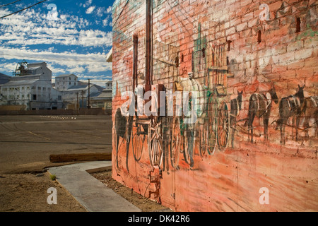 Borax Chemiefabrik und Geschichte Wandbild auf Gebäude in Trona, Kalifornien Stockfoto