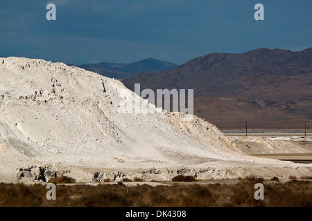 Haufen von Borax Chemikalien an Trona, California Stockfoto