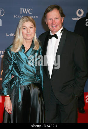 Datei - eine Archiv Bild vom zeigt ehemalige österreichische Skifahrerin Franz Klammer und seiner Ehefrau Eva den Laureus World Sports Awards 2008 in Russland, St. Petersburg angekommen. Franz Klammer wird 60 Jahre am 3. Dezember 2013 verwandeln. Foto: GERO BRELOER/dpa Stockfoto