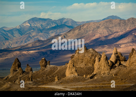 Tuffstein Felsformationen an Trona Pinnacles, California Stockfoto