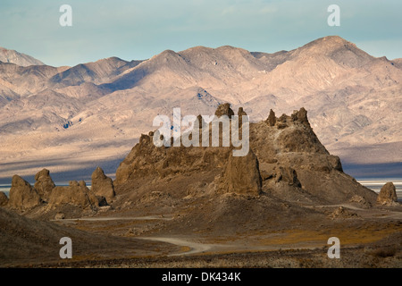 Tuffstein Felsformationen an Trona Pinnacles, California Stockfoto