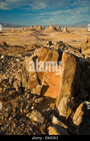 Tuffstein Felsformationen an Trona Pinnacles, California Stockfoto