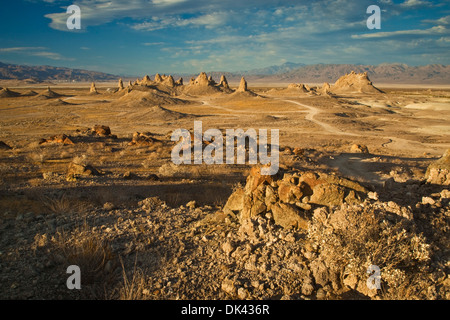 Tuffstein Felsformationen an Trona Pinnacles, California Stockfoto