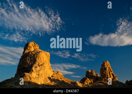 Abendlicht auf Tuffstein Felsformationen an Trona Pinnacles, California Stockfoto