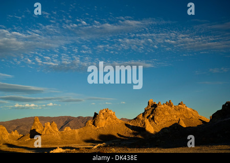 Abendlicht auf Tuffstein Felsformationen an Trona Pinnacles, California Stockfoto