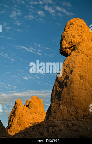 Abendlicht auf Tuffstein Felsformationen an Trona Pinnacles, California Stockfoto