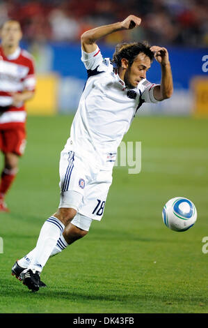 19. März 2011 - fängt Frisco, Texas, USA - Chicago Fire Mittelfeld Gaston Puerari (18) den Ball wie das Chicago Feuer gegen Rivalen FC Dallas im Pizza Hut Park in Frisco, Texas off Gesichter.  Chicago Fire und FC Dallas Spiel endet mit einem 1: 1-Unentschieden. (Kredit-Bild: © Steven Leija/Southcreek Global/ZUMAPRESS.com) Stockfoto