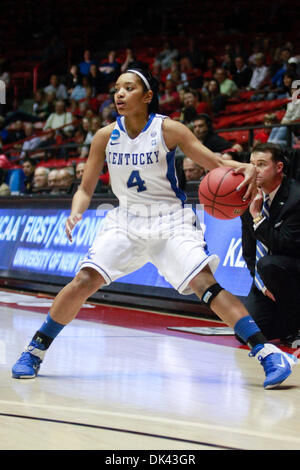 19. März 2011 - Albuquerque, New Mexico, USA - University of Kentucky guard Keyla Snowden (#4) bei der Suche nach einer offenen Teamkollegen den Ball dribbeln. Die Kentucky Wildcats konnten die Hampton Lady Piraten in der Overtime zu halten. Die Wildcats besiegten die Dame Piraten 66-62 OT in The Pit in Albuquerque, New Mexico. (Kredit-Bild: © Long Nuygen/Southcreek Global/ZUMAPRESS.com) Stockfoto