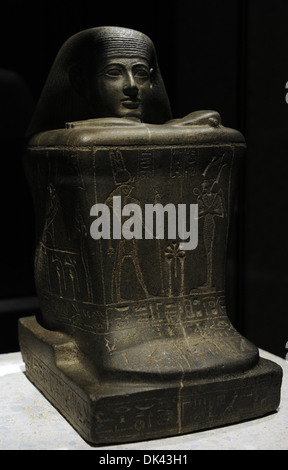 Block-Statue von Hor, Priester des Gottes Amun im Tempel von Karnak. Dritte Zwischenperiode. 23. Dynastie. 775 V. CHR.. Karnak, Ägypten. Stockfoto
