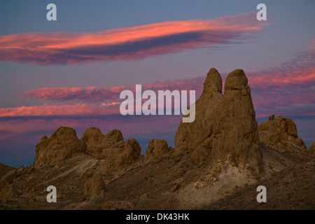 Abend Wolken über Tuffstein Felsformationen an Trona Pinnacles, California Stockfoto