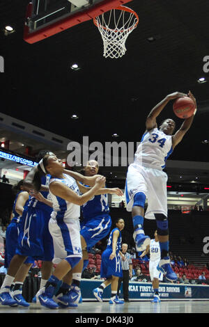 19. März 2011 - Albuquerque, New Mexico, USA - University of Kentucky weiterleiten Victoria Dunlap (#34) erholt sich einen Rebound. Die Kentucky Wildcats konnten die Hampton Lady Piraten in der Overtime zu halten. Die Wildcats besiegten die Dame Piraten 66-62 OT in The Pit in Albuquerque, New Mexico. (Kredit-Bild: © Long Nuygen/Southcreek Global/ZUMAPRESS.com) Stockfoto