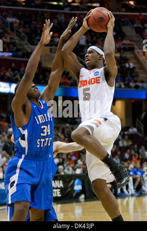 19. März 2011 - Mitte Cleveland, Ohio, USA - vorwärts C.J. Fair (5) in den Korb gegen Indiana State geht Syrakus Myles Walker (34) in der zweiten Hälfte.  Die Syracuse Orange besiegte der Indiana State Platanen 77-60 in Quicken Loans Arena. (Kredit-Bild: © Frank Jansky/Southcreek Global/ZUMAPRESS.com) Stockfoto