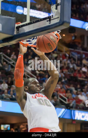 19. März 2011 - dunk Cleveland, Ohio, USA - Syrakus nach vorne Rick Jackson (00) mit einem Slam in der zweiten Hälfte gegen Indiana State.  Die Syracuse Orange besiegte der Indiana State Platanen 77-60 in Quicken Loans Arena in Cleveland, Ohio. (Kredit-Bild: © Frank Jansky/Southcreek Global/ZUMAPRESS.com) Stockfoto