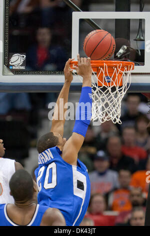 19. März 2011 - Cleveland, Ohio, legt US - Indiana State Guard Dwayne Lathan (20) Ball in den Korb in der zweiten Hälfte gegen Syrakus.  Die Syracuse Orange besiegte der Indiana State Platanen 77-60 in Quicken Loans Arena in Cleveland, Ohio. (Kredit-Bild: © Frank Jansky/Southcreek Global/ZUMAPRESS.com) Stockfoto