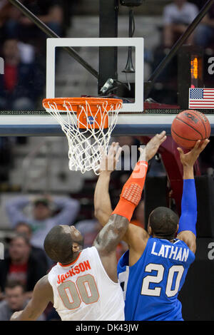 19. März 2011 - verteidigt Cleveland, Ohio, USA - Syrakus nach vorne Rick Jackson (00) den Korb gegen Indiana State Guard Dwayne Lathan (20) in der zweiten Hälfte.  Die Syracuse Orange besiegte der Indiana State Platanen 77-60 in Quicken Loans Arena in Cleveland, Ohio. (Kredit-Bild: © Frank Jansky/Southcreek Global/ZUMAPRESS.com) Stockfoto