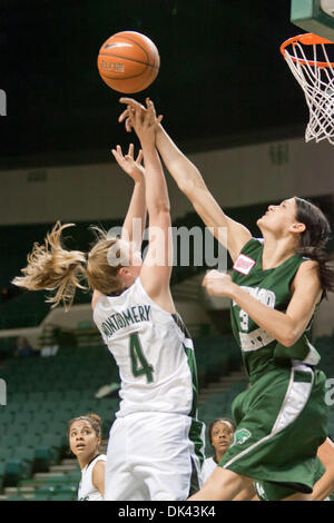 19. März 2011 - Cleveland, Ohio, USA - Chicago vorwärts Tressa Beckel (3) Statusblocks der Schuss von Cleveland State weiterleiten Kaila Montgomery (4) während der ersten Hälfte.  Die Chicago State Cougars besiegte die Cleveland State Wikinger 68-50 in der zweiten Runde WomenÃ•s Basketball Invitational Spiel gespielt am Wolstein Center in Cleveland, Ohio. (Kredit-Bild: © Frank Jansky/Southcreek Stockfoto