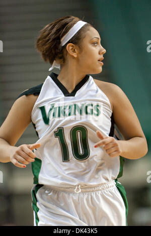 19. März 2011 - Cleveland, Ohio, USA - Cleveland State guard Takima Keane (10) während der ersten Hälfte gegen Chicago State.  Die Chicago State Cougars besiegte die Cleveland State Wikinger 68-50 in der zweiten Runde WomenÃ•s Basketball Invitational Spiel gespielt am Wolstein Center in Cleveland, Ohio. (Kredit-Bild: © Frank Jansky/Southcreek Global/ZUMAPRESS.com) Stockfoto