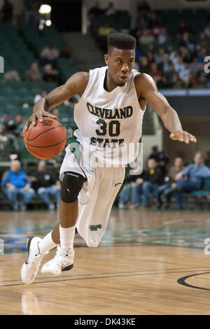 19. März 2011 - Cleveland, Ohio, USA - Cleveland State Guard Norris Cole (30) Laufwerke in den Korb im Spiel gegen College of Charleston.  Das College of Charleston Cougars besiegte die Cleveland State Wikinger 64-56 in der zweiten Runde NIT Spiel gespielt am Wolstein Center in Cleveland, Ohio. (Kredit-Bild: © Frank Jansky/Southcreek Global/ZUMAPRESS.com) Stockfoto