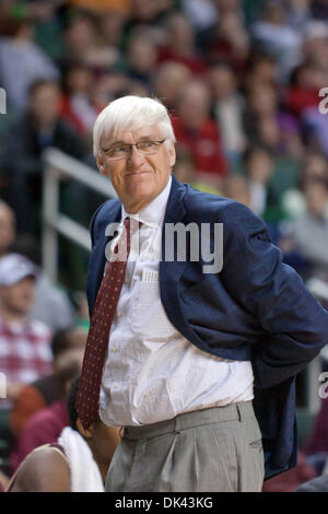 19. März 2011 - Cleveland, Ohio, US - College of Charleston Trainer Bobby Cremins an der Seitenlinie während des Spiels gegen Cleveland Zustand.  Das College of Charleston Cougars besiegte die Cleveland State Wikinger 64-56 in der zweiten Runde NIT Spiel gespielt am Wolstein Center in Cleveland, Ohio. (Kredit-Bild: © Frank Jansky/Southcreek Global/ZUMAPRESS.com) Stockfoto