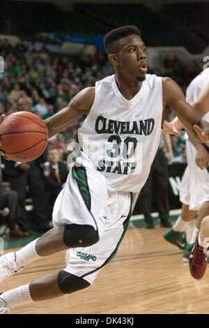 19. März 2011 - Cleveland, Ohio, USA - Cleveland State Guard Norris Cole (30) Laufwerke in den Korb im Spiel gegen College of Charleston.  Das College of Charleston Cougars besiegte die Cleveland State Wikinger 64-56 in der zweiten Runde NIT Spiel gespielt am Wolstein Center in Cleveland, Ohio. (Kredit-Bild: © Frank Jansky/Southcreek Global/ZUMAPRESS.com) Stockfoto