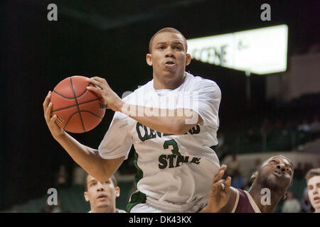 19. März 2011 - Cleveland, Ohio, USA - Cleveland State guard Trevon Harmon (3) mit der Basketball in der zweiten Hälfte gegen College of Charleston.  Das College of Charleston Cougars besiegte die Cleveland State Wikinger 64-56 in der zweiten Runde NIT Spiel gespielt am Wolstein Center in Cleveland, Ohio. (Kredit-Bild: © Frank Jansky/Southcreek Global/ZUMAPRESS.com) Stockfoto