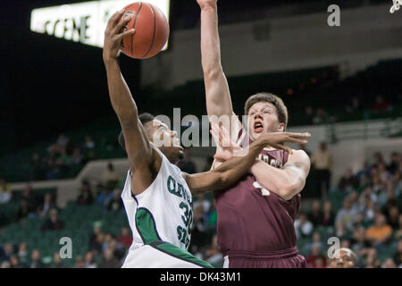 19. März 2011 - Cleveland, Ohio, USA - Cleveland State Guard Norris Cole (30) in den Korb gegen College of Charleston treibt Trent Wiedeman (44) in der zweiten Hälfte.  Das College of Charleston Cougars besiegte die Cleveland State Wikinger 64-56 in der zweiten Runde NIT Spiel gespielt am Wolstein Center in Cleveland, Ohio. (Kredit-Bild: © Frank Jansky/Southcreek Globa Stockfoto