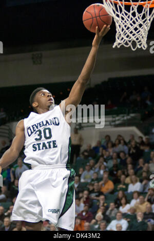 19. März 2011 - Cleveland, Ohio, USA - Cleveland State guard Norris Cole (30) punktet mit einem Layup in der zweiten Hälfte gegen College of Charleston.  Das College of Charleston Cougars besiegte die Cleveland State Wikinger 64-56 in der zweiten Runde NIT Spiel gespielt am Wolstein Center in Cleveland, Ohio. (Kredit-Bild: © Frank Jansky/Southcreek Global/ZUMAPRESS.com) Stockfoto