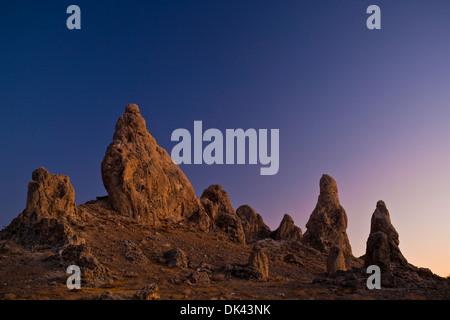 Abendlicht und Tuffstein Felsformationen an Trona Pinnacles, California Stockfoto