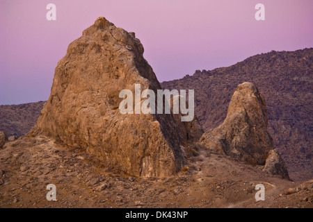 Morgenlicht auf Tuffstein Felsformationen an Trona Pinnacles, California Stockfoto