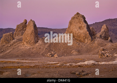 Morgenlicht auf Tuffstein Felsformationen an Trona Pinnacles, California Stockfoto