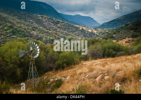 Windmühle in den Hügeln unterhalb Mineral King, Tulare County, Kalifornien Stockfoto