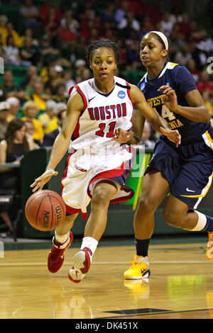 20. März 2011 - Waco, Texas, Vereinigte Staaten - Houston Cougars Guard Brittney Scott (11) im Kampf gegen die West Virginia Mountaineers während der Eröffnung Runde des NCAA Division 1 Frauen-Basketball-Meisterschaft.  In der Mitte führt West Virginia Houston 37-25 at Ferrell Center. (Kredit-Bild: © Andrew Dieb/Southcreek Global/ZUMAPRESS.com) Stockfoto