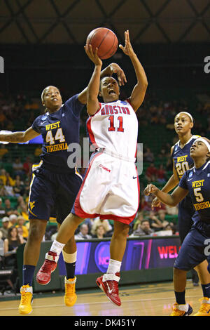 20. März 2011 - Waco, Texas, Vereinigte Staaten - Houston Cougars Guard Brittney Scott (11) im Kampf gegen die West Virginia Mountaineers während der Eröffnung Runde des NCAA Division 1 Frauen-Basketball-Meisterschaft.  In der Mitte führt West Virginia Houston 37-25 at Ferrell Center. (Kredit-Bild: © Andrew Dieb/Southcreek Global/ZUMAPRESS.com) Stockfoto