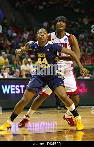 20. März 2011 - Waco, Texas, USA - West Virginia Mountaineers vorwärts Madina Ali (44) im Kampf gegen die Houston Cougars während der Eröffnung Runde des NCAA Division 1 Frauen-Basketball-Meisterschaft.  In der Mitte führt West Virginia Houston 37-25 at Ferrell Center. (Kredit-Bild: © Andrew Dieb/Southcreek Global/ZUMAPRESS.com) Stockfoto