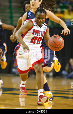 20. März 2011 - Waco, Texas, Vereinigte Staaten - Houston Cougars Guard Porsche Landry (20) im Kampf gegen die West Virginia Mountaineers während der Eröffnung Runde des NCAA Division 1 Frauen-Basketball-Meisterschaft.  In der Mitte führt West Virginia Houston 37-25 at Ferrell Center. (Kredit-Bild: © Andrew Dieb/Southcreek Global/ZUMAPRESS.com) Stockfoto