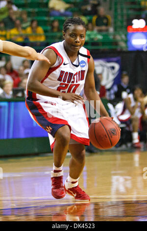 20. März 2011 - Waco, Texas, Vereinigte Staaten - Houston Cougars Guard Porsche Landry (20) im Kampf gegen die West Virginia Mountaineers während der Eröffnung Runde des NCAA Division 1 Frauen-Basketball-Meisterschaft.  In der Mitte führt West Virginia Houston 37-25 at Ferrell Center. (Kredit-Bild: © Andrew Dieb/Southcreek Global/ZUMAPRESS.com) Stockfoto